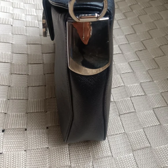 Salvatore Ferragamo Black Shoulder Bag with Sleek Design and Metal Clasp - Picture 3 of 6